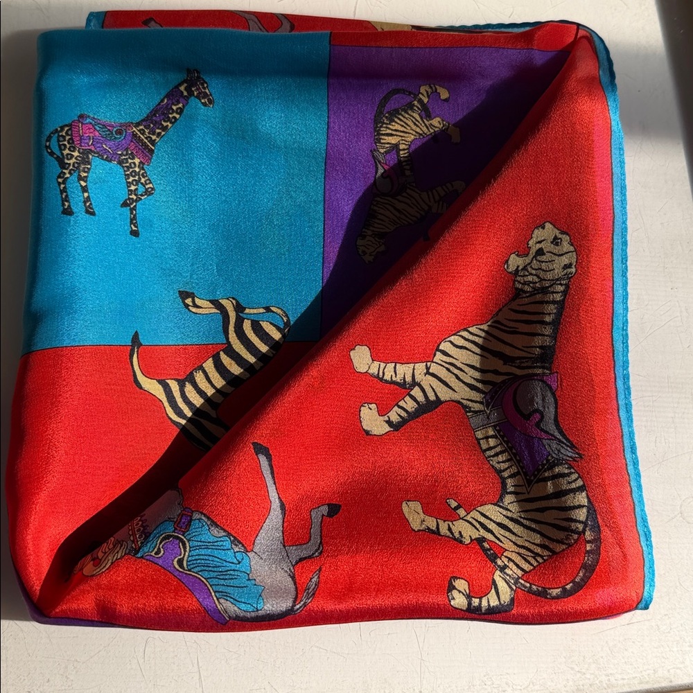 VTG Elaine Gold Eye catching square silk scarf. A carousel horse print. 1980’s - Picture 10 of 16